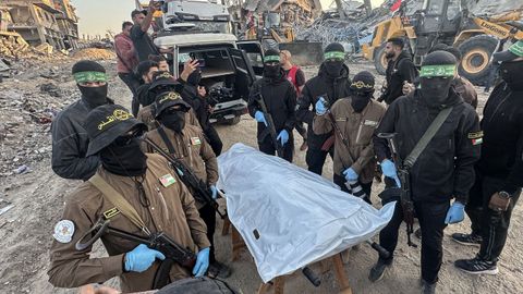 Militares de Hams entregan uno de los ltimos cadveres de secuestrados a Israel