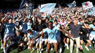 La plantilla del Fortuna celebrando con sus aficionados el pase a la final por el ascenso