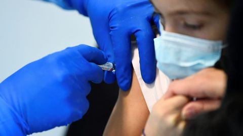 Una ni�a recibe la vacuna de la gripe en Italia.