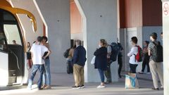 Cola de usuarios para entrar a un autob�s en Santiago, este viernes.