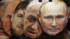Caretas en un puesto de San Petersburgo con los rostros, de derecha a izquierda, de Putin, Prigozhin, Kad�rov y Lukashenko