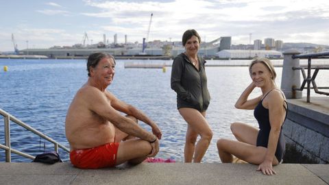 Javier, Pilar y Elena acuden a diario a la zona de bao de O Parrote, que desde hace unos aos dispone de servicio de socorristas durante la poca estival