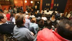 Comerciantes y residentes abarrotaron la sala del Ateneo donde se celebr� la asamblea. 