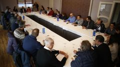 Al fondo, en la cabecera de mesa, N�stor Rego, en un encuentro con agentes sociales y econ�micos que mantuvo en Barreiros el 6 de marzo, cuando tambi�n se comprometi� a pedir mejoras en carreteras nacionales que pasan por A Mari�a