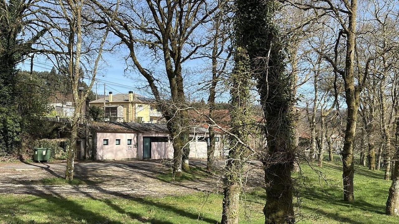El uso de una caseta en un espacio fluvial de Forcarei divide a los vecinos
