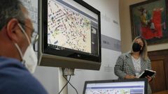 El jefe del negociado de Nuevas Tecnolog�as, Blas Souto, y la concejala Ana Lamas, con las incidencias reflejadas en un plano de la ciudad