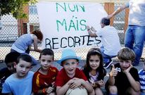 La comunidad educativa de Oroso organiz� protestas en verano en demanda de servicios. 