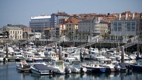 Puerto deportivo de Gij�n, con Cimavilla al fondo