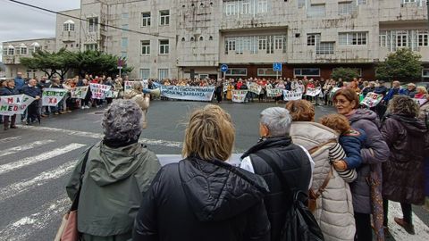 Concentracin en demanda de mdicos en el centro de salud de Ribeira