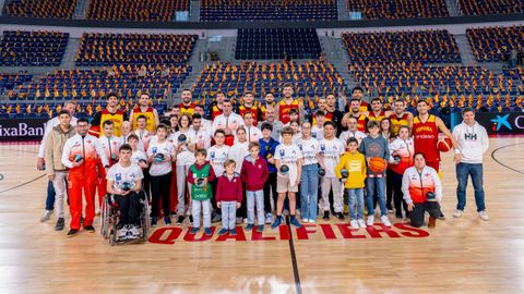 Foto del Baloncesto Alarde junto a la Selecci�n Espa�ola de Baloncesto en Oviedo