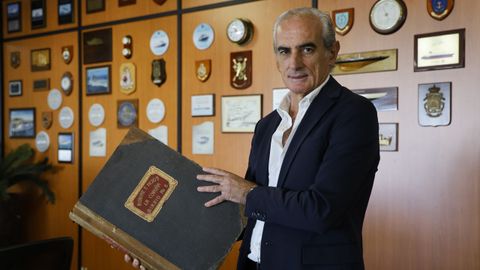 Luis del Moral, en su despacho, con uno de los primeros diarios de la empresa Rubine e Hijos