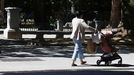 Mujer paseando por el Cant�n con una sillita de beb�.