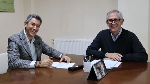 Miguel Pi�eiro Souto, firmando su despedida como secretario de Carballo en noviembre del 2024, junto con el entonces alcalde Evencio Ferreiro.