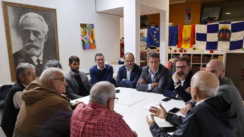 Besteiro, con representantes del PSOE y de asociaciones de memoria hist�rica tras confirmar este anuncio ante el retrato de Pablo Iglesias