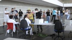 Personas ya vacunadas contra el covid recogen su certificado en el recinto ferial de Pontevedra