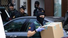 Agentes de la Guardia Civil el pasado 23 de agosto durante el registro de un domicilio en la operaci�n coordinada por la Audiencia Nacional contra el Equipo de Respuesta T�ctica de los Comit�s en Defensa de la Rep�blica