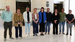 Representantes dos traballadores da planta galega de Nestl� xunto a portavoz do BNG, Ana Pont�n (no centro da imaxe), e deputados da s�a formaci�n onte no Parlamento de Galicia.