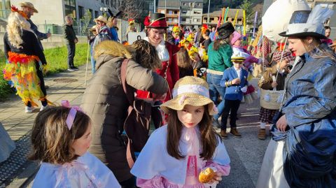 Trece comparsas participaron en el desfile de entroido de A Ra de Valdeorras.