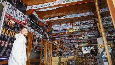 Las bufandas le dan un toque inconfundible al ambiente del Bar Lulo
