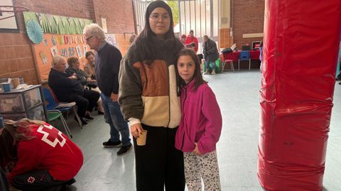 Eva Garc�a y Seya Garc�a en el colegio de Monteana