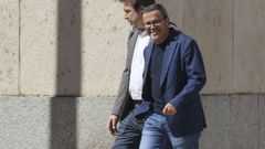 El expresidente de la Diputaci�n de Badajoz Miguel �ngel Gallardo (d) a su salida de la �ltima sesi�n del juicio por la contrataci�n de David S�nchez, hermano del presidente del Gobierno, en la Diputaci�n de Badajoz, con la presentaci�n de los �ltimos informes de las defensas el pasado 9 de junio.