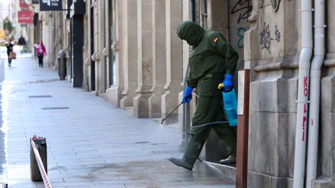 Un soldado se desinfecta las botas antes de salir a la v�a p�blica