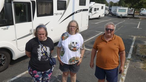 ZONA DE AUTOCARAVANAS DE A MALATA V�ctor Bariego, su mujer Mar�a y su hija Cristina de Zamora
