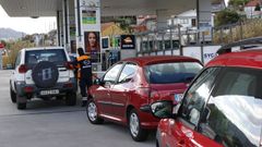 Colas en la gasolinera de Repsol, en Salcedo, Pontevedra