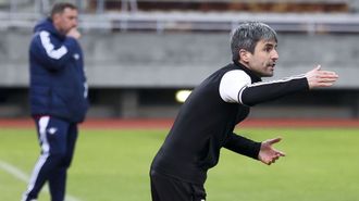 En ausencia de Secho, sancionado, dirigi� al Compos desde la banda su ayudante, Vecho