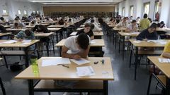 Imagen de archivo del pasado junio de alumnos haciendo la selectividad en la escuela de Cami�os de la UDC