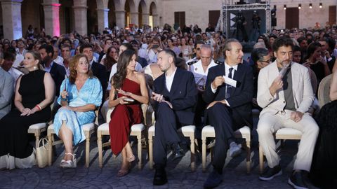 La reina charla con Jaume Ripoll a unos metros de Javier Bardem