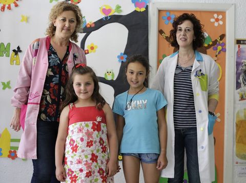 Ana Isabel y Noa Pérez posan junto a sus profesoras de Castrelo.