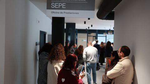 Usuarios en una oficina de empleo del SEPE.