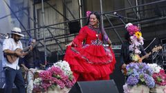 Lila Downs anoche en el escenario de la calle ribadense de San Roque
