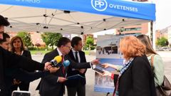 El alcalde de Oviedo y candidato del PP a la alcald�a, Alfredo Canteli, junto a miembros de su candidatura en el barrio de La Corredoria