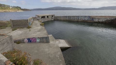 La construcci�n acu�cola ten�a tres casetas complementarias.  Todas ellas han sido pasto del abandono, y entre el vandalismo y los efectos del oleaje y del viento, se han ido perdiendo gradualmente las l�neas originales. Antes de la concesi�n original de 1965 pudo haber ya un aprovechamiento, tipo viveros de marisco, como se analiza en una tesis. 