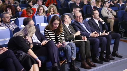 A la derecha, Victor Arufe, director general de la Plataforma Educa, seguido de Miguel �ngel Escotet, presidente de Afundaci�n, y los galardonados en el Premio Educa Abanca Mejor docente de Espa�a, que se entreg� en A Coru�a