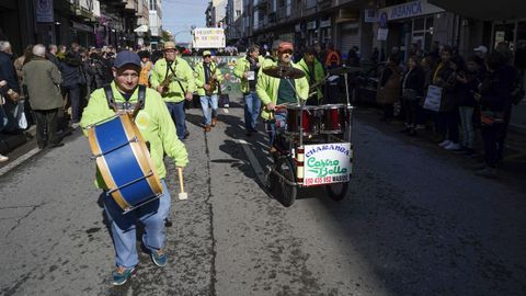 El multitudinario desfile escolar de entroido de Xinzo llen las calles del municipio