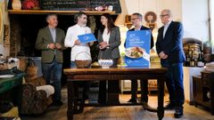 La conselleira do Medio Rural, Mar�a Jos� G�mez, entreg� un distintivo al restaurante O Balado, del cocinero del Grupo Nove Roberto Filgueira