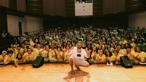 Bad Bunny posa junto a los participantes de la edici&oacute;n del 2024