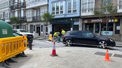 Arreglo del pavimento de la calle de la Iglesia que obliga a los veh�culos a montar sobre la acera.