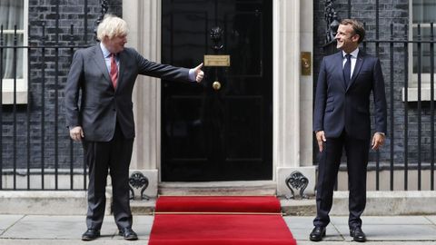 Foto de archivo de Boris Johnson y Emmanuel Macron, quienes hablaron en Roma del conflicto pesquero en el Canal de la Mancha, pero difundieron versiones encontradas sobre las conversaciones