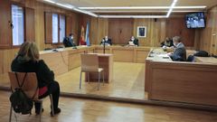 La acusada, frente al tribunal de la Audiencia de Lugo. 