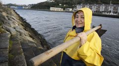 Manuela Rodrguez Martnez tiene 62 aos y comenz a mariscar en la playa de Covas siendo una nia, acompaando a su abuela. En la imagen, en un tramo junto al paseo martimo donde extrae ostra que esta semana no pudo recoger ya que el mar no baj lo suficiente debido al temporal