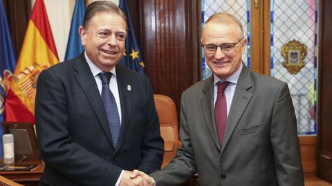 El candidato del PP a la presidencia del Principado, Diego Canga (d), y el alcalde de Oviedo, Alfredo Canteli (i), al inicio de la reuni�n que mantuvieron este lunes en el Ayuntamiento de Oviedo