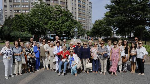 Cigarreras de siempre y extrabajadores de la F�brica de Tabacos realizaron una ofrenda floral en A Palloza ante el monumento a Amparo