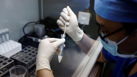 Un t�cnico de laboratorio manipula una muestra de semen