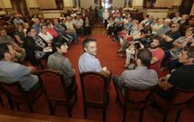 El alcalde, Xulio Ferreiro, durante la reuni�n con las asociaciones vecinales. 