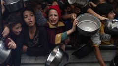 Nios gazates hacen cola para recibir comida en Jan Yunis.