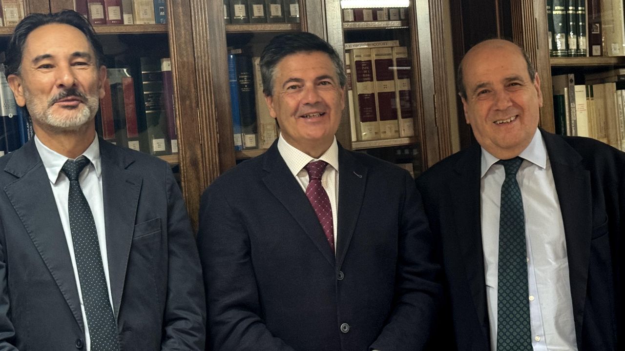 El compostelano Francisco Rabuñal asume la presidencia del Consello da Avogacía Galega